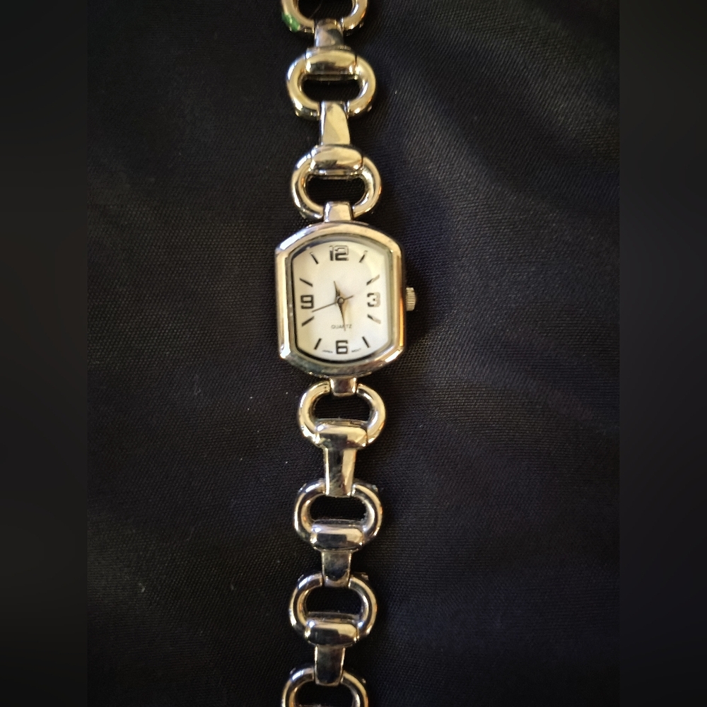 Women's Silver Circle Link Watch (Little Heavy) 7"-8" Wrist.